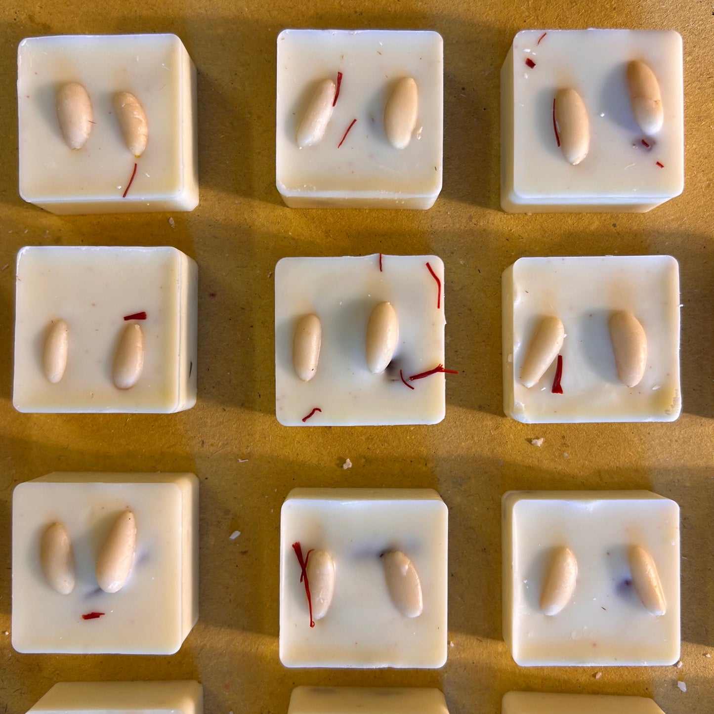 Praline Cioccolato bianco allo Zafferano, Kumquat e Pinoli - Sortilegi white Magic