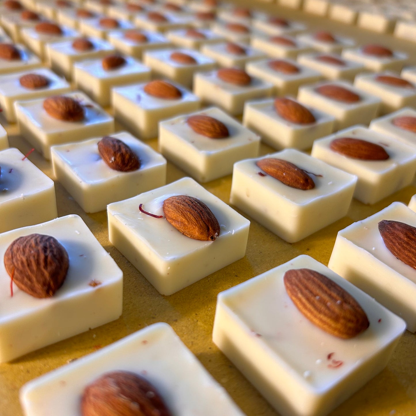 Choco Box 'White Magic' - Praline e Tavolette Bianche allo Zafferano