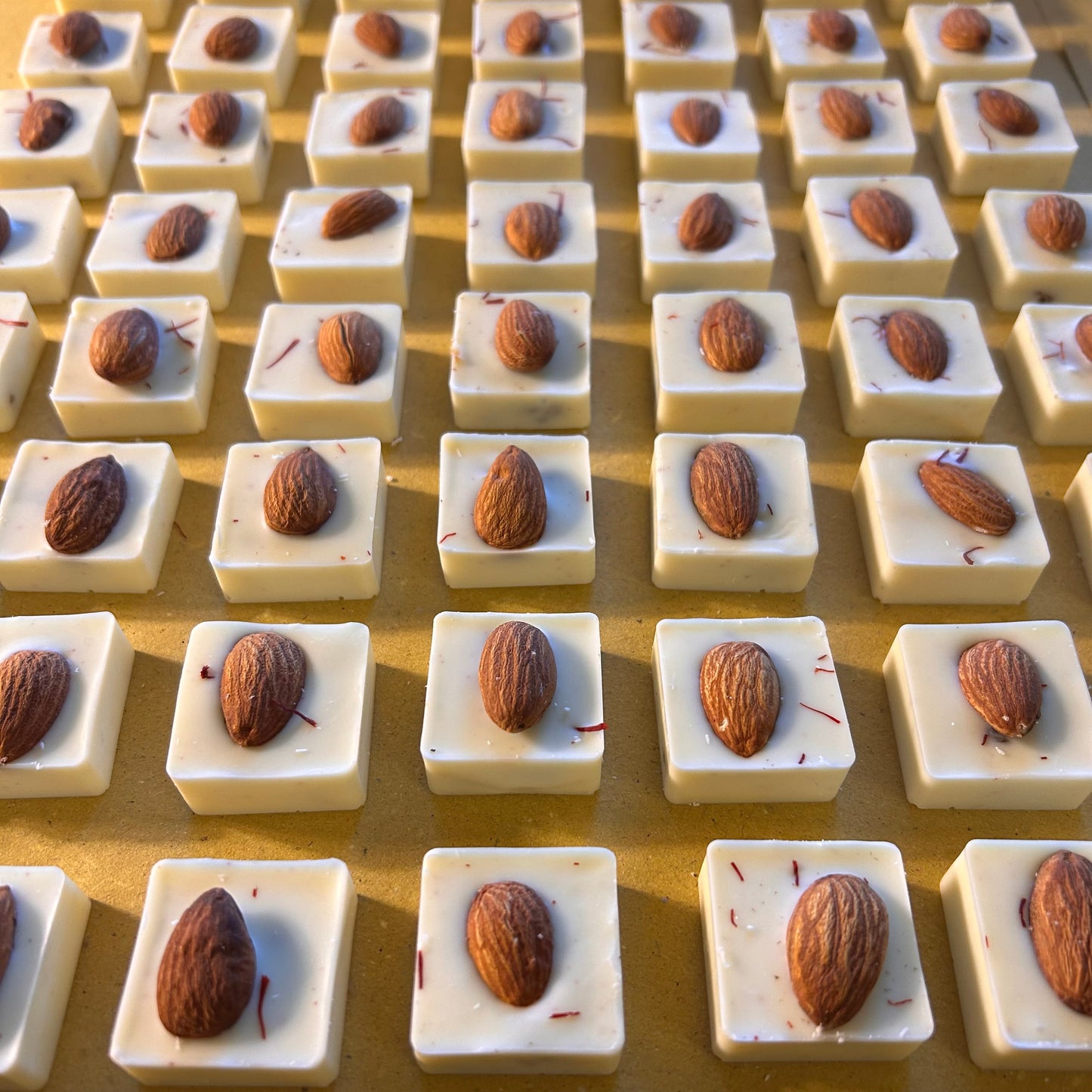 Choco Box 'White Magic' - Praline e Tavolette Bianche allo Zafferano