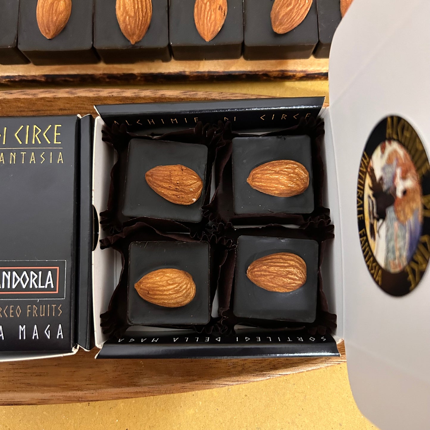 Cioccolatini Fondenti 83% Monorigine - Mandarini e Mandorle - Sortilegi della Maga