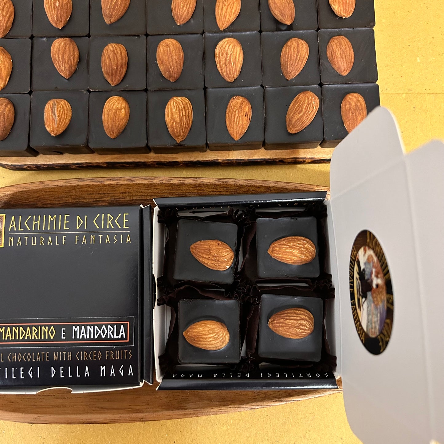 Cioccolatini Fondenti 83% Monorigine - Mandarini e Mandorle - Sortilegi della Maga