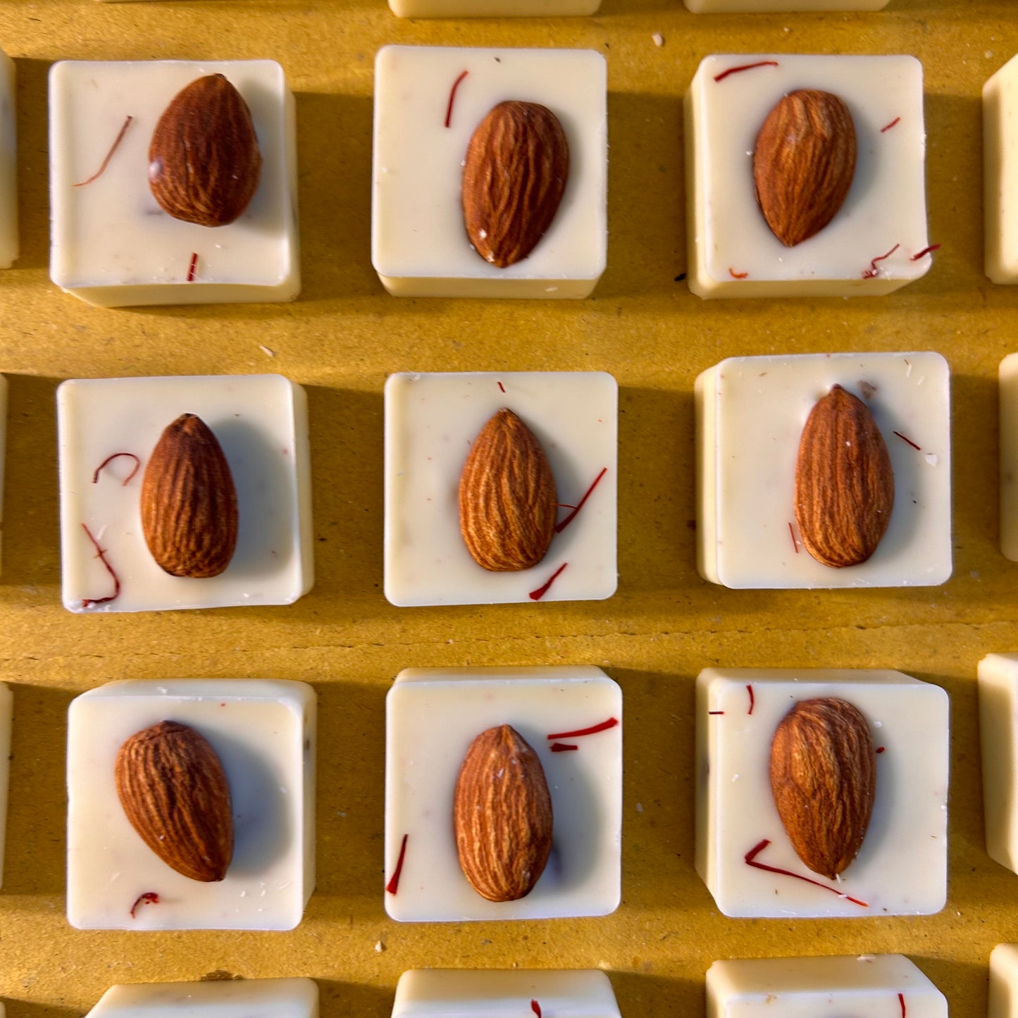 Choco Box 'White Magic' - Praline e Tavolette Bianche allo Zafferano