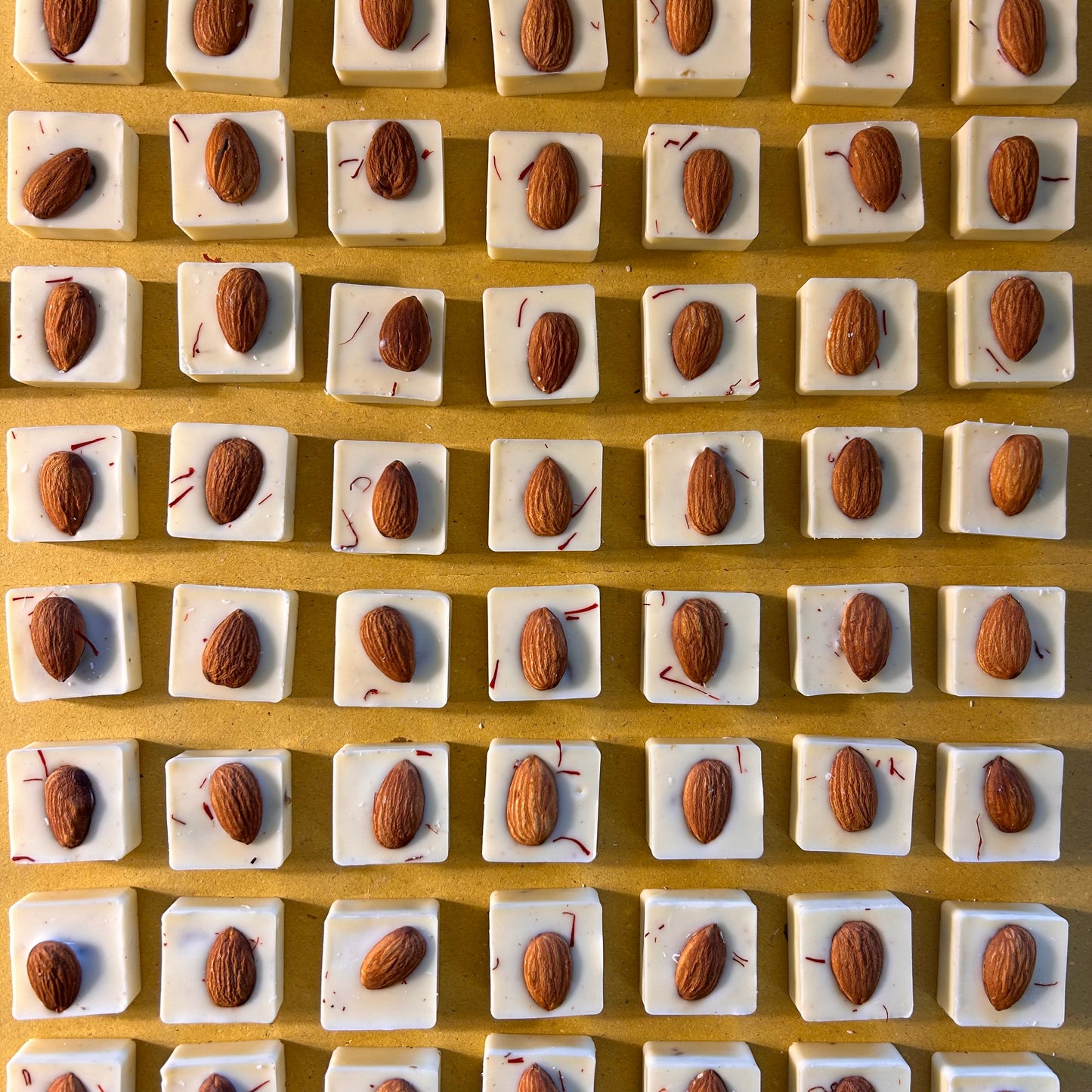 Choco Box 'White Magic' - Praline e Tavolette Bianche allo Zafferano