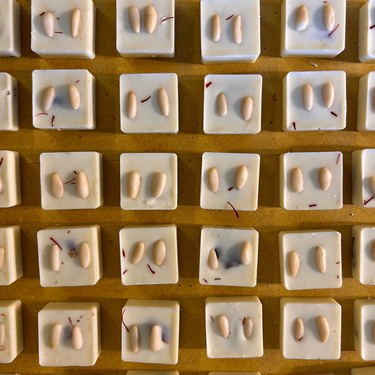 Praline Cioccolato bianco allo Zafferano, Kumquat e Pinoli - Sortilegi white Magic