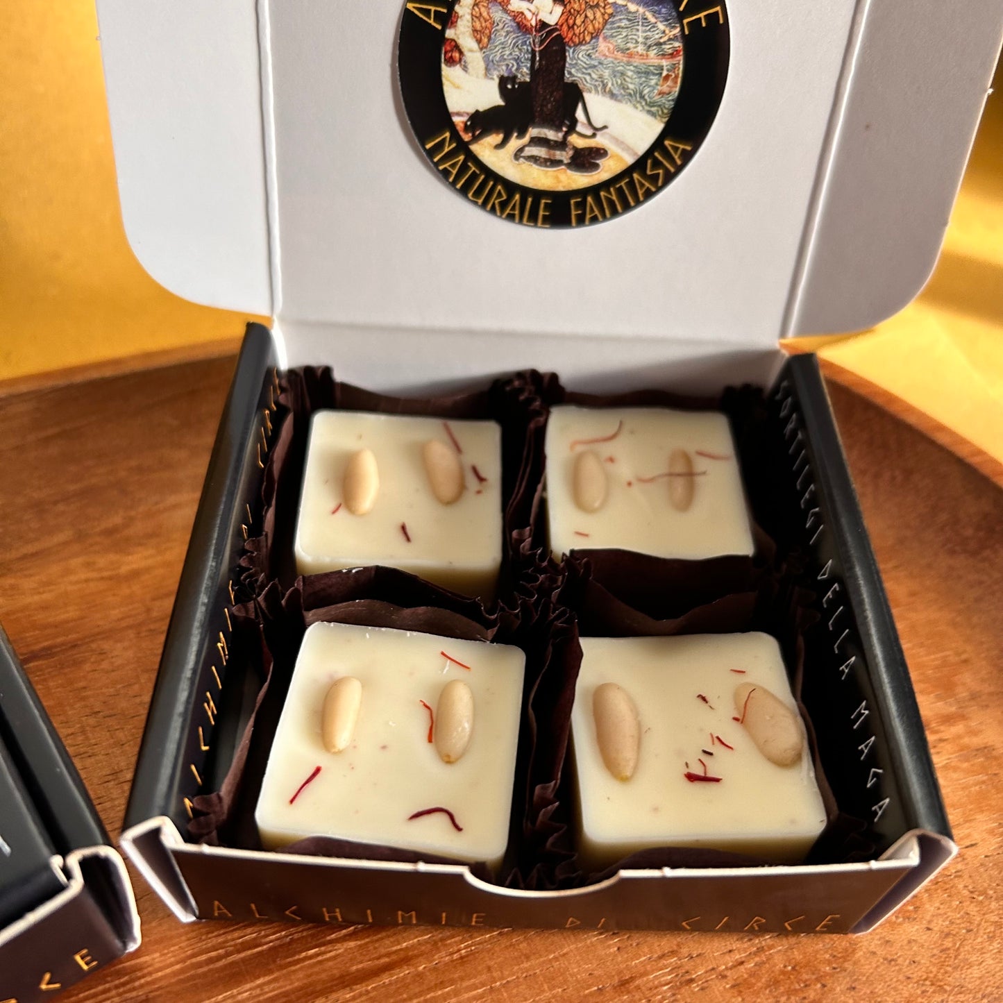 Praline Cioccolato bianco allo Zafferano, Kumquat e Pinoli - Sortilegi white Magic