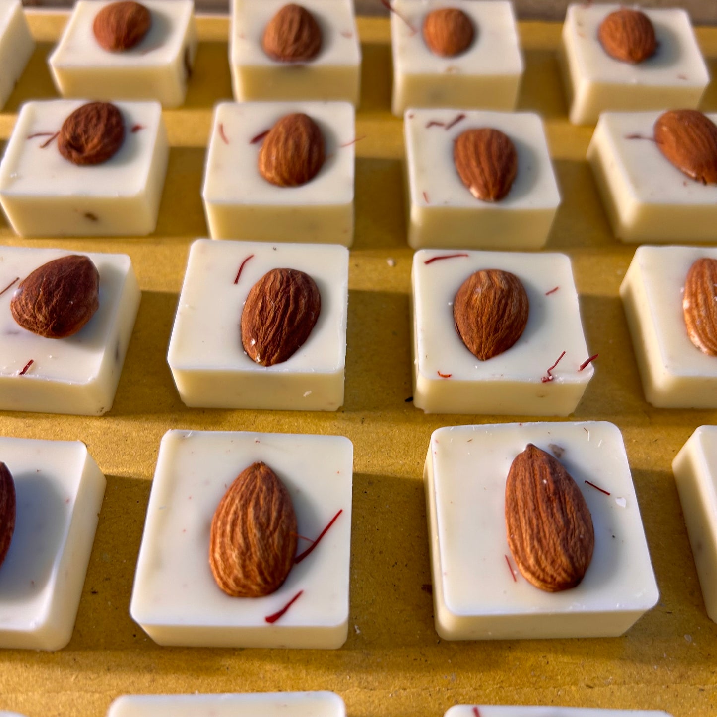Choco Box 'White Magic' - Praline e Tavolette Bianche allo Zafferano