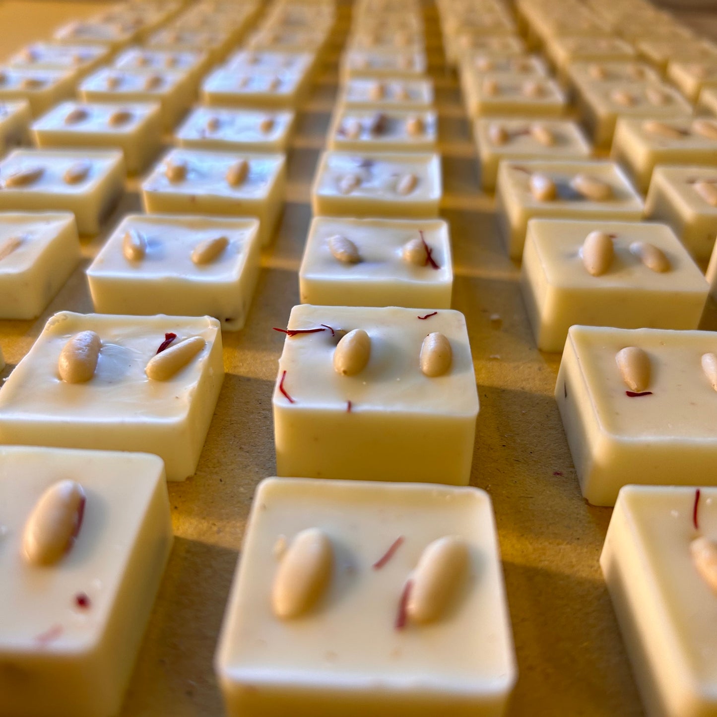 Praline Cioccolato bianco allo Zafferano, Kumquat e Pinoli - Sortilegi white Magic