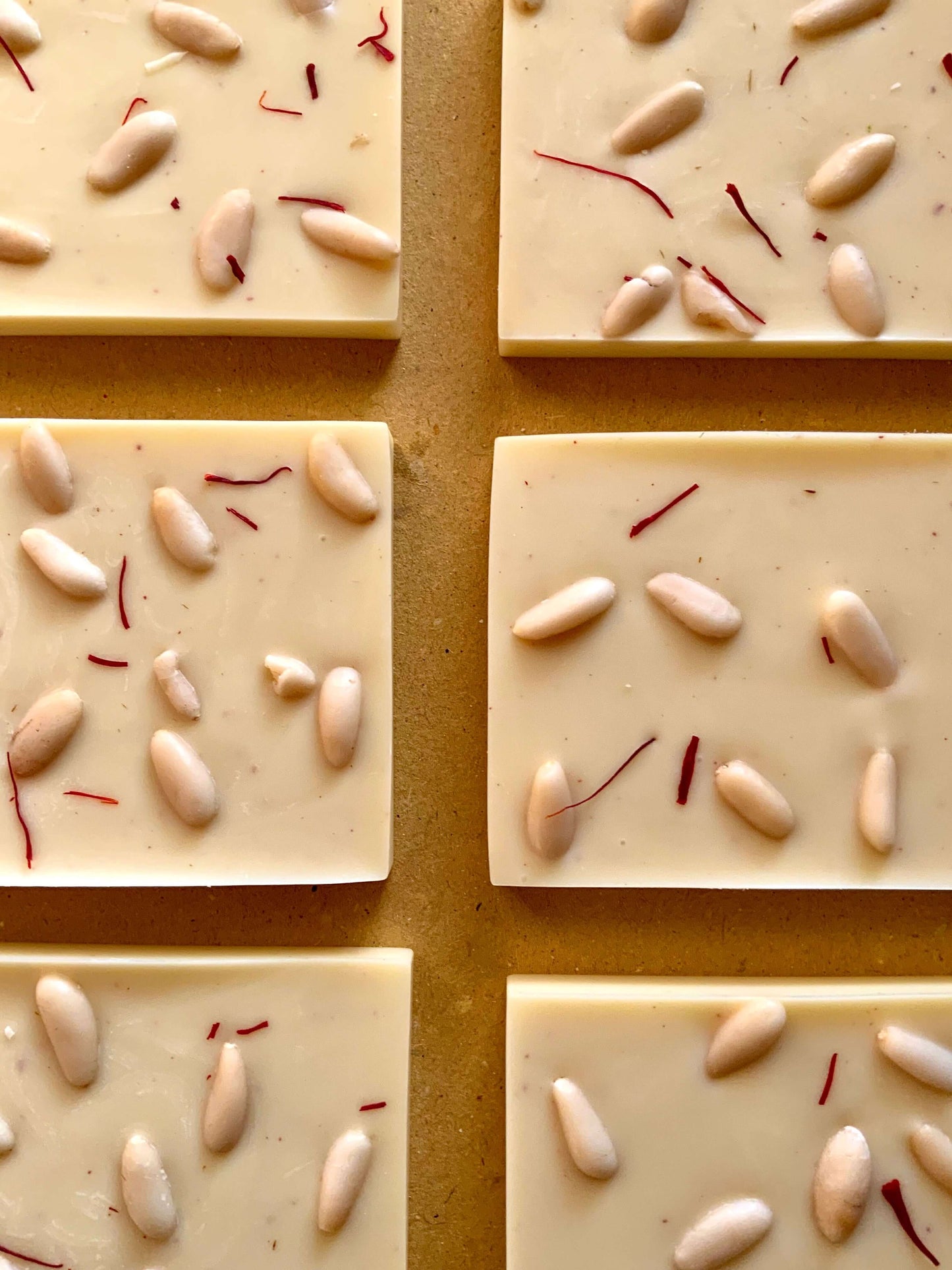 Cioccolato bianco con Pinoli e Zafferano del Circeo - 100g